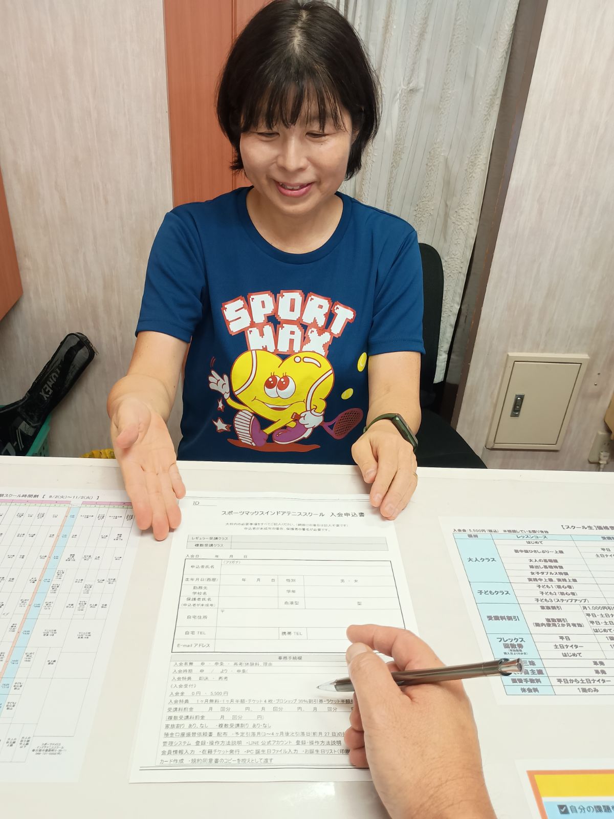 フロントにてご案内
